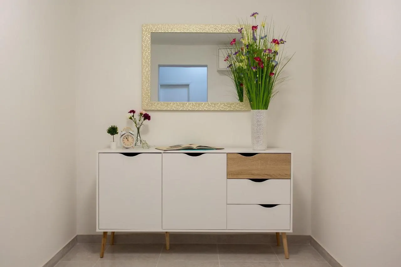 Jopsy Apartment Split